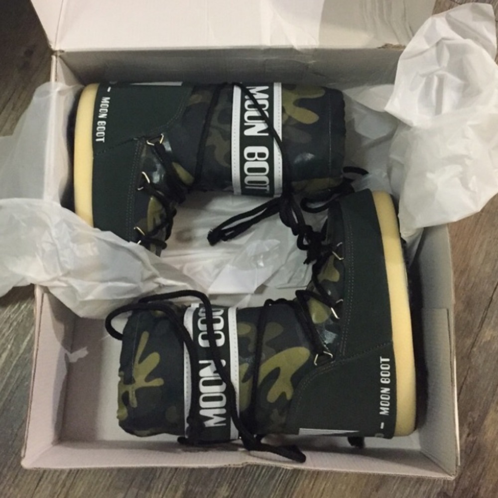 Camo moon boots